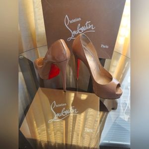 𝅺CHRISTIAN Louboutin peep toe very price 120nude heels